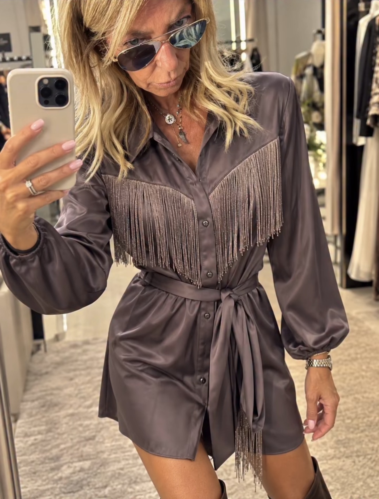 Dettaglio di un capo con frange indossato da Barbara in boutique
