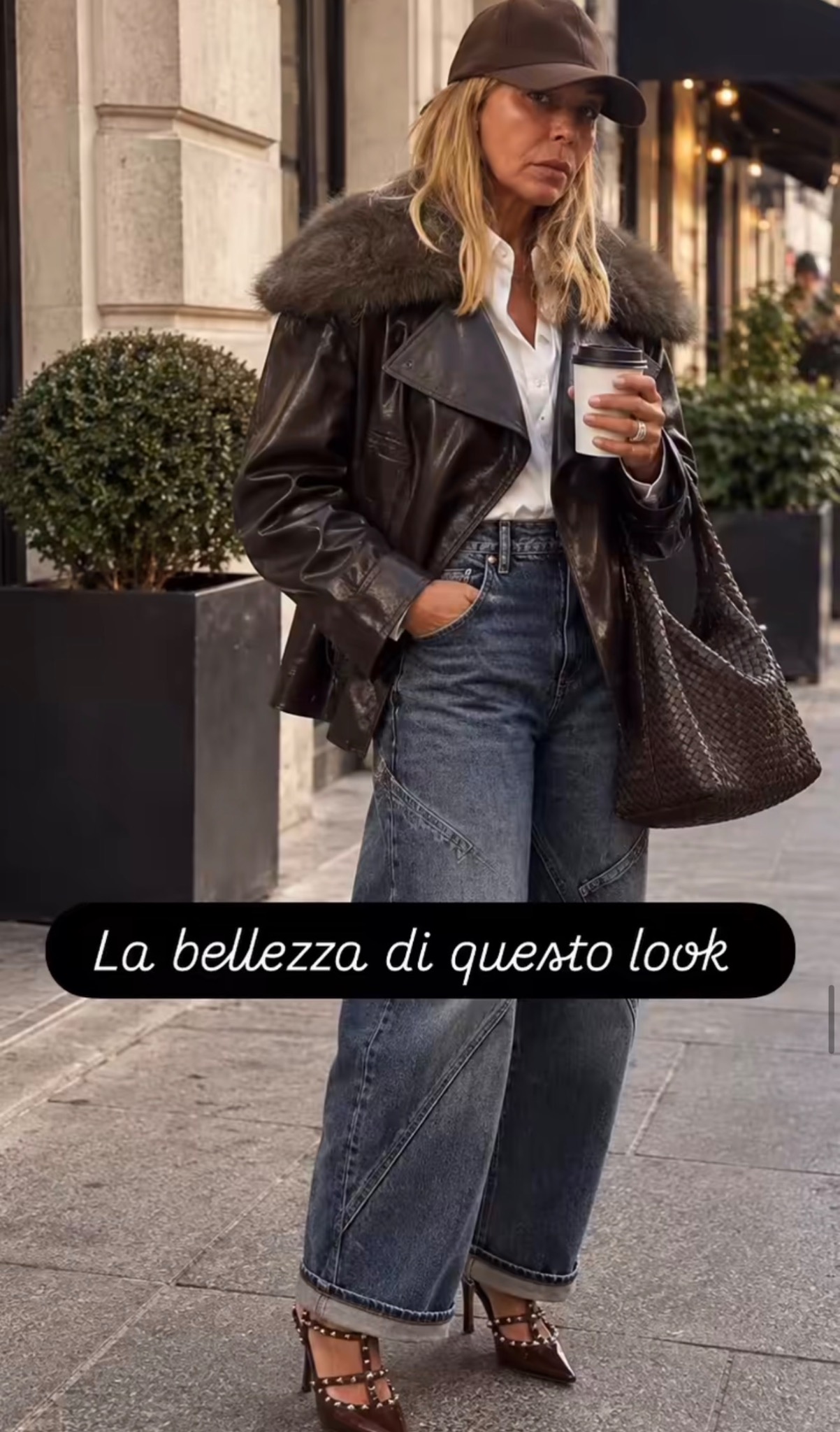 Barbara indossa un look urban con bomber camouflage e abito in raso